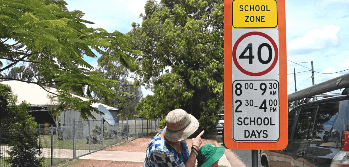 Дорожный знак рядом со школой в Австралии