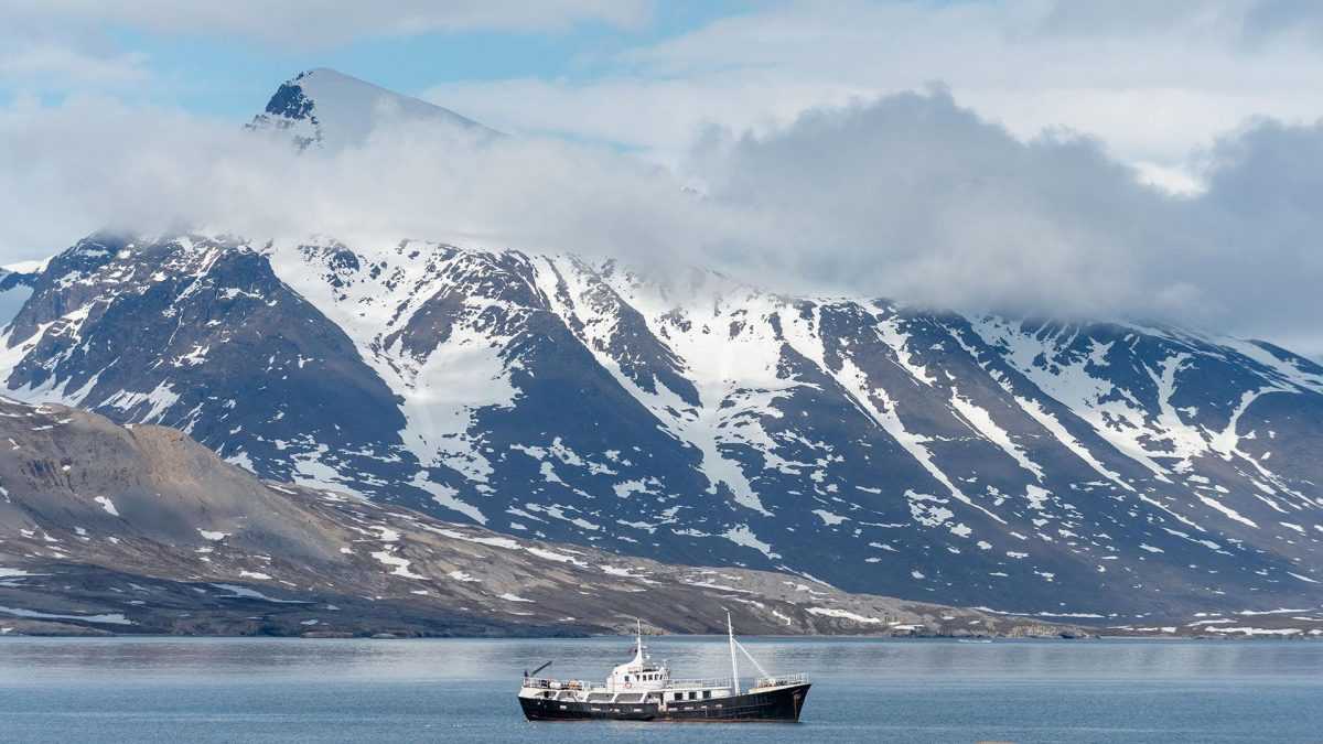 Корабль на фоне скандинавских гор