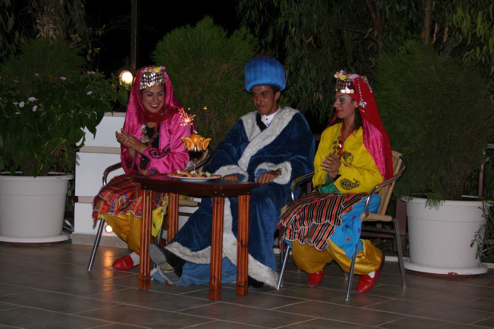 На турецкую ночь актеры наряжаются в яркую национальную одежду.
