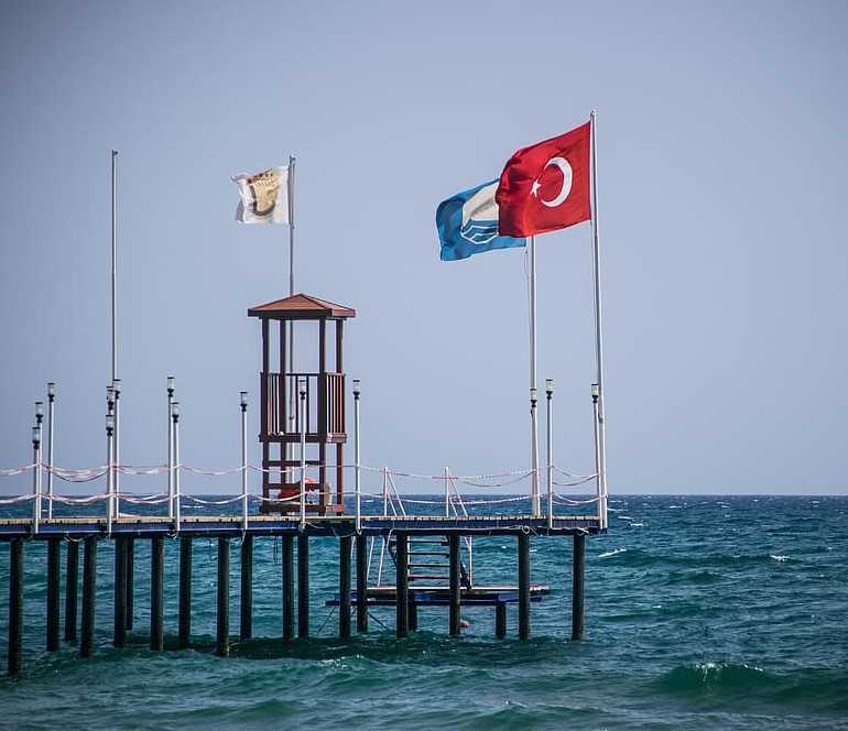 Голубой флаг на море в Турции