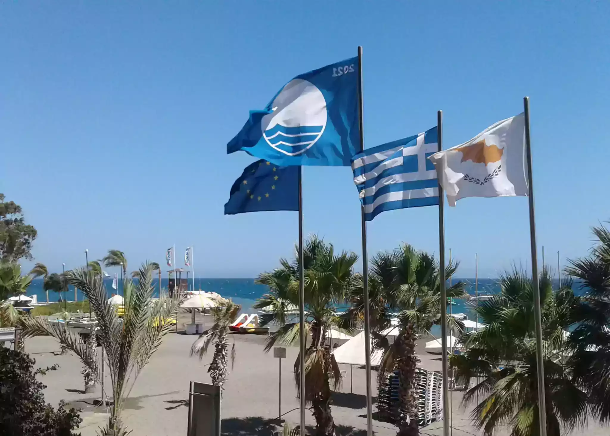 Флаги на пляже