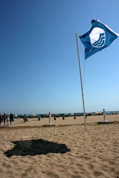 Голубой флаг на пляже Эль-Альтет в Испании