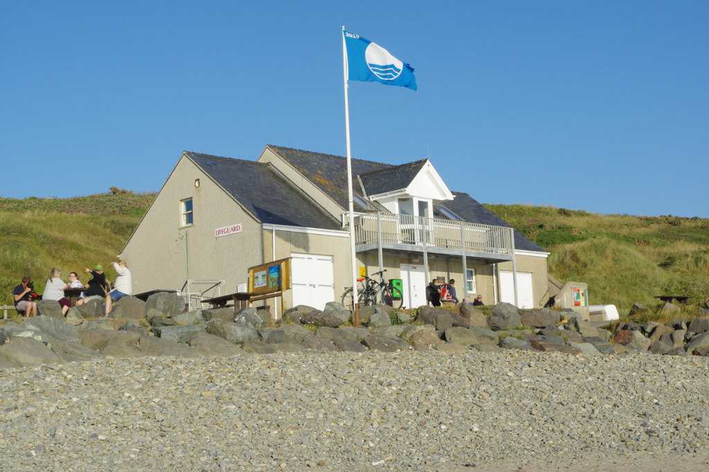 Спасательная вышка на пляже с Голубым флагом