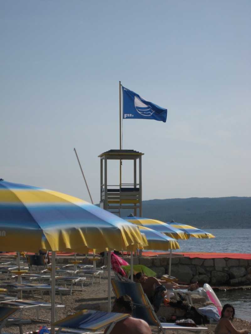Голубой флаг на пляже в Хорватии
