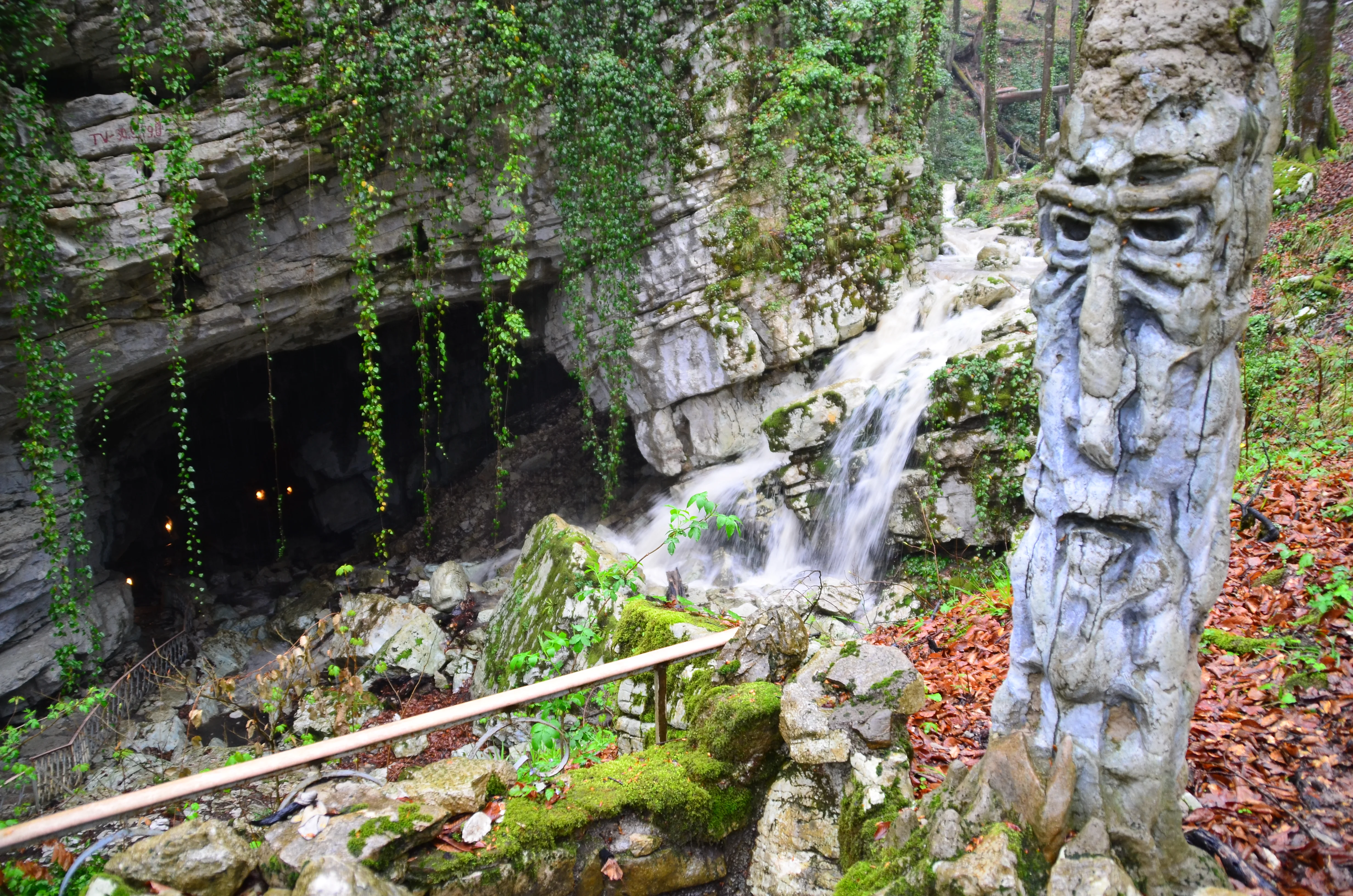 Вход в Воронцовские пещеры