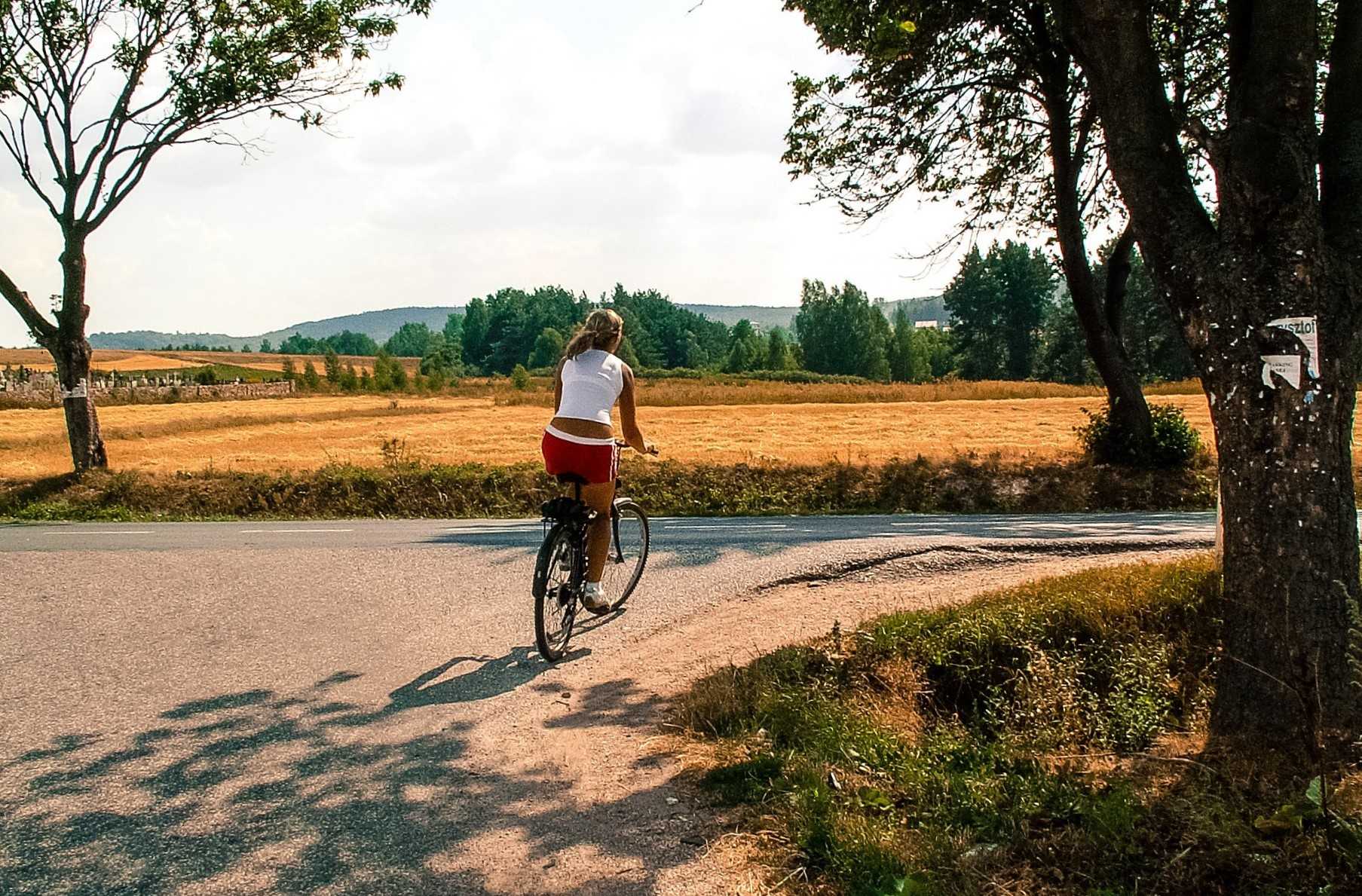 Девушка катается на велосипеде в Свентокшиских горах