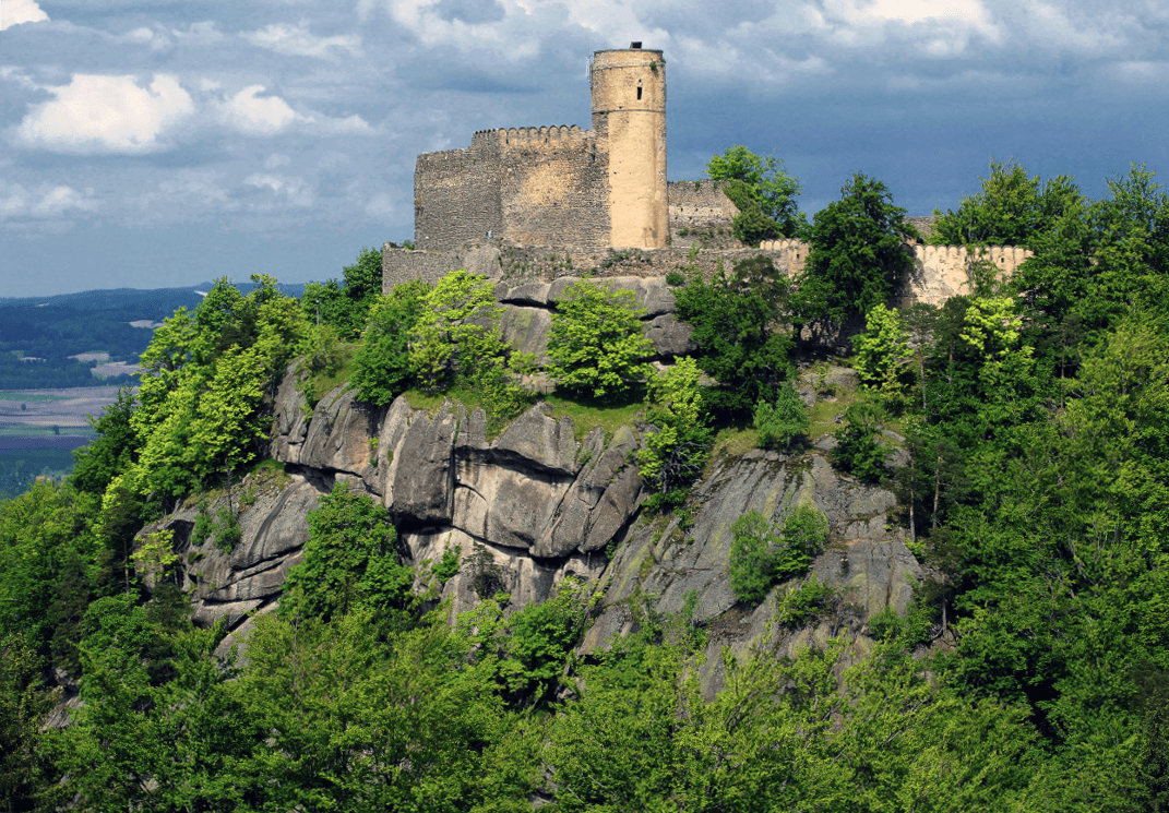 Древний замок Хойник