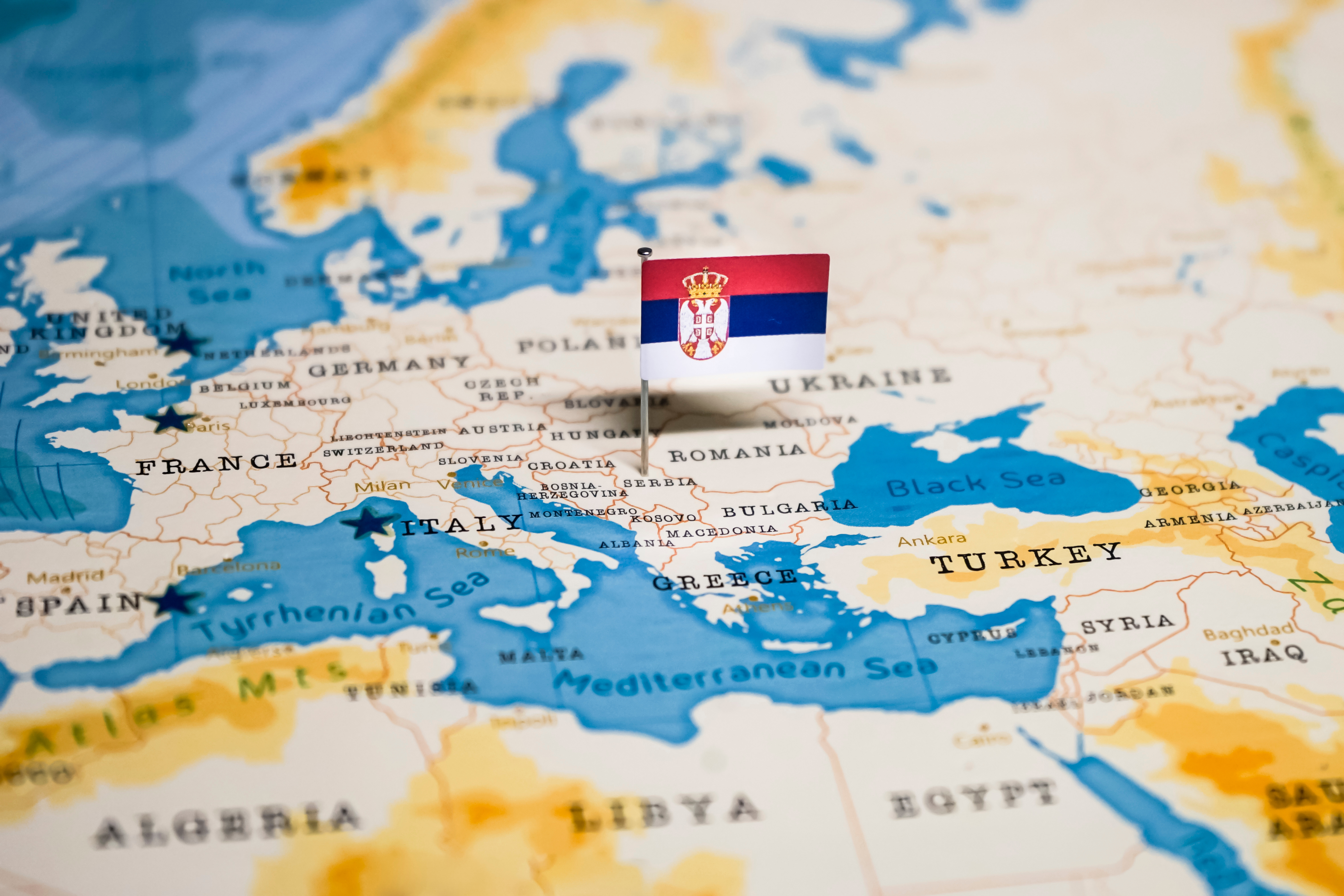 Флаг Сербии, где иностранцы могут открыть бизнес