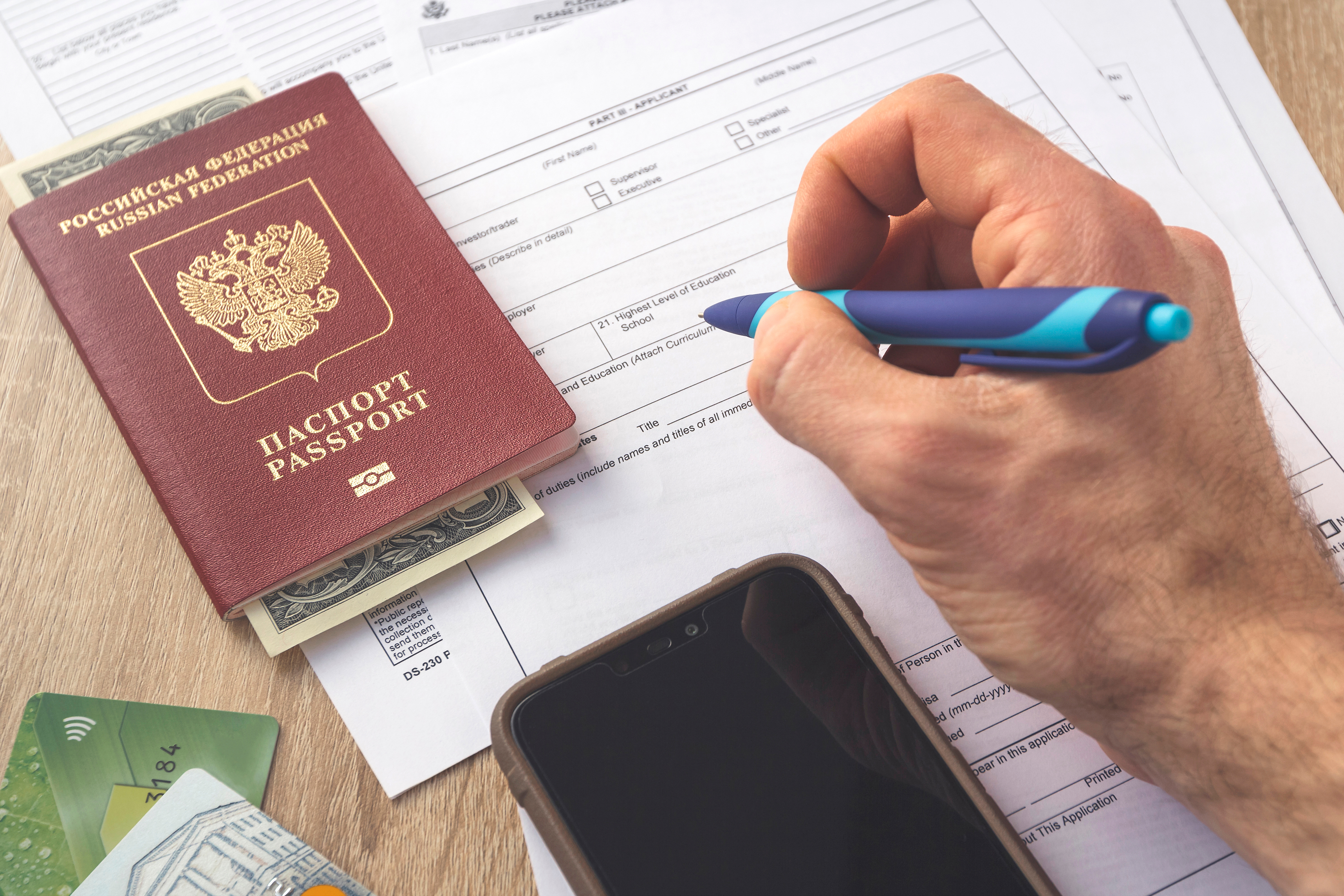 Дума приняла закон об изъятии загранпаспортов на границе