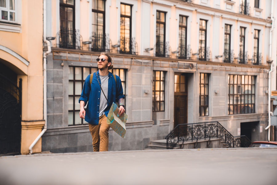 Мужчина гуляет в сербском городе