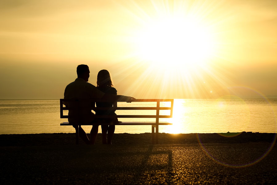 Семья на берегу во Франции