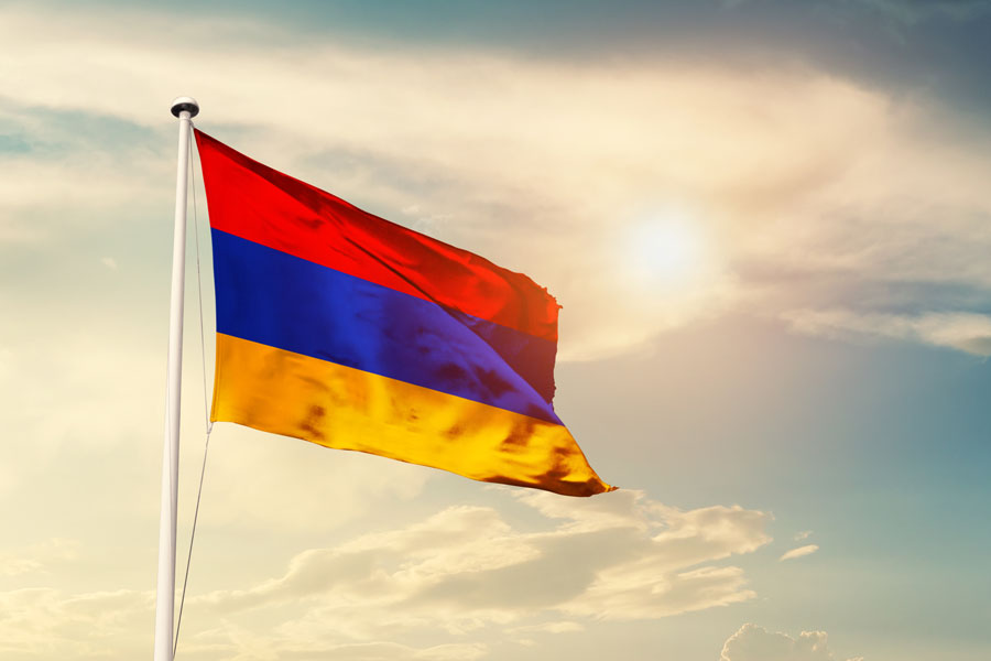 Флаг Армении на фоне неба
